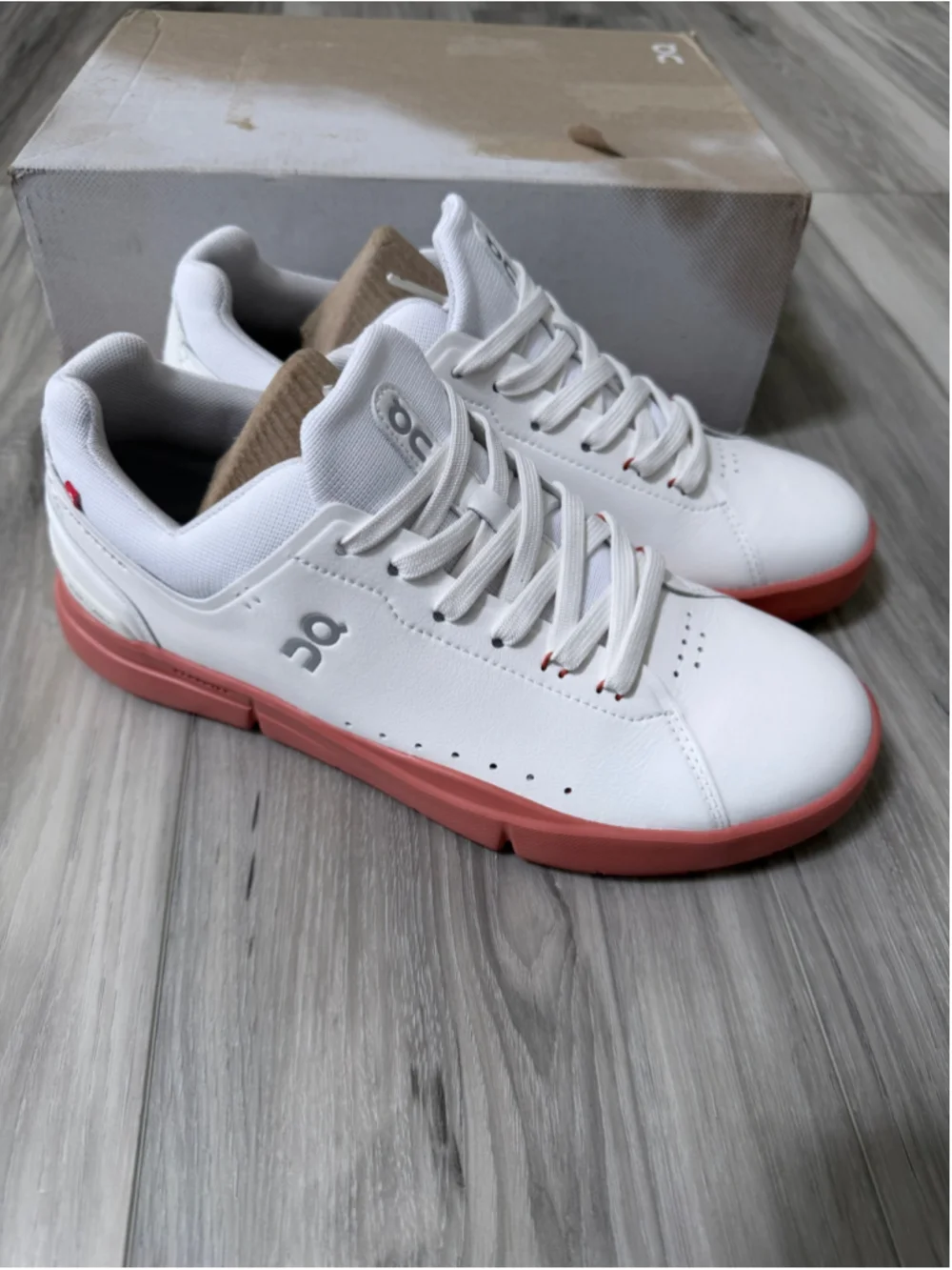 On The Roger Advantage Sneakers Men’s 7.5 White Canyon Pink New in Box